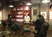 明治〜大正時代の醸造器具に囲まれたワインテイスティングルーム